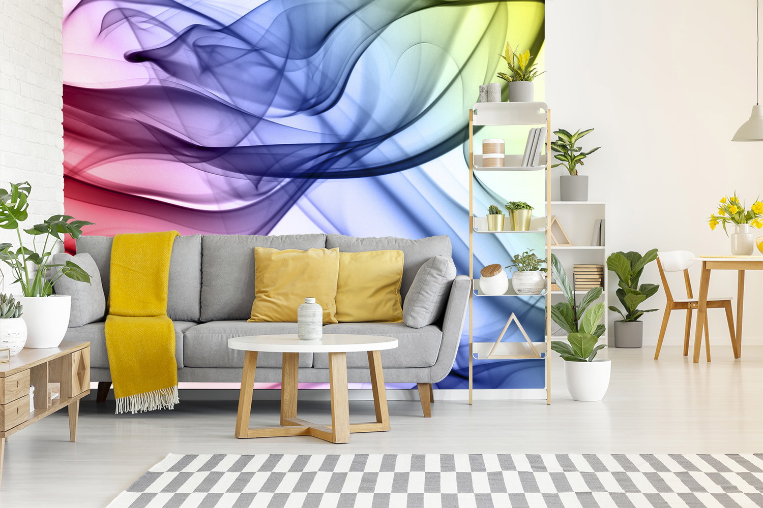Muurschildering - Lichte woonkamer met grijze bank en gele kussens, versierd met een abstracte, kleurrijke muur van vloeiende golven.