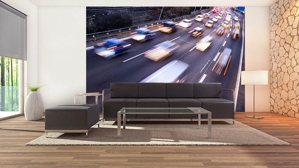 Fototapete - Elegantes Wohnzimmer mit einem Hintergrundmotiv von verschwommenem Autobahnverkehr