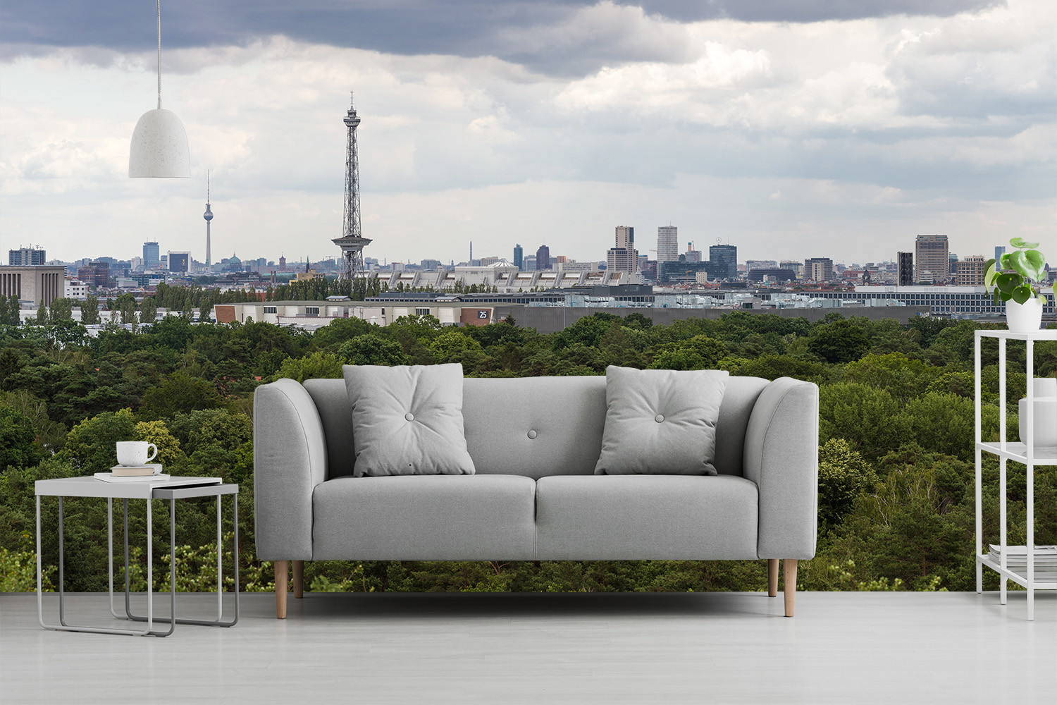 Fototapete - Graues Sofa vor Panorama von Berlins Skyline mit Fernsehturm und grünem Park