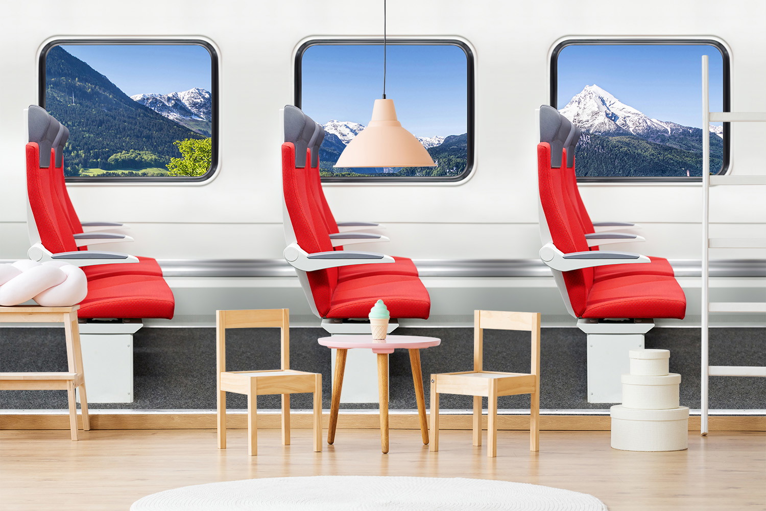 Fototapete - Moderne Zugabteile mit roten Sitzen und Aussicht auf schneebedeckte Berge durch die Zugfenster