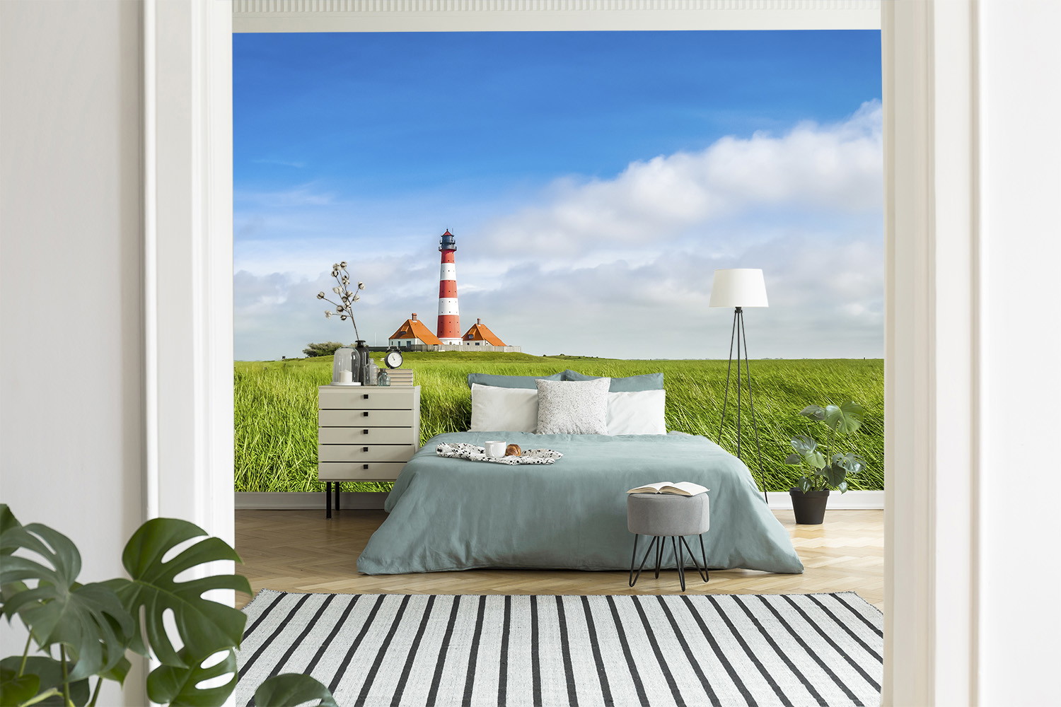 Muurschildering - Lichte slaapkamer met uitzicht op vuurtoren en groen gras door een grote muurschildering