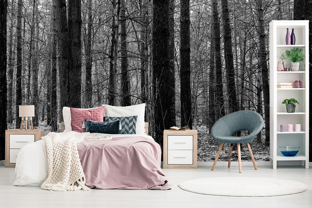 Fotomurale - Camera da letto moderna con carta da parati forestale in bianco e nero e arredi accoglienti
