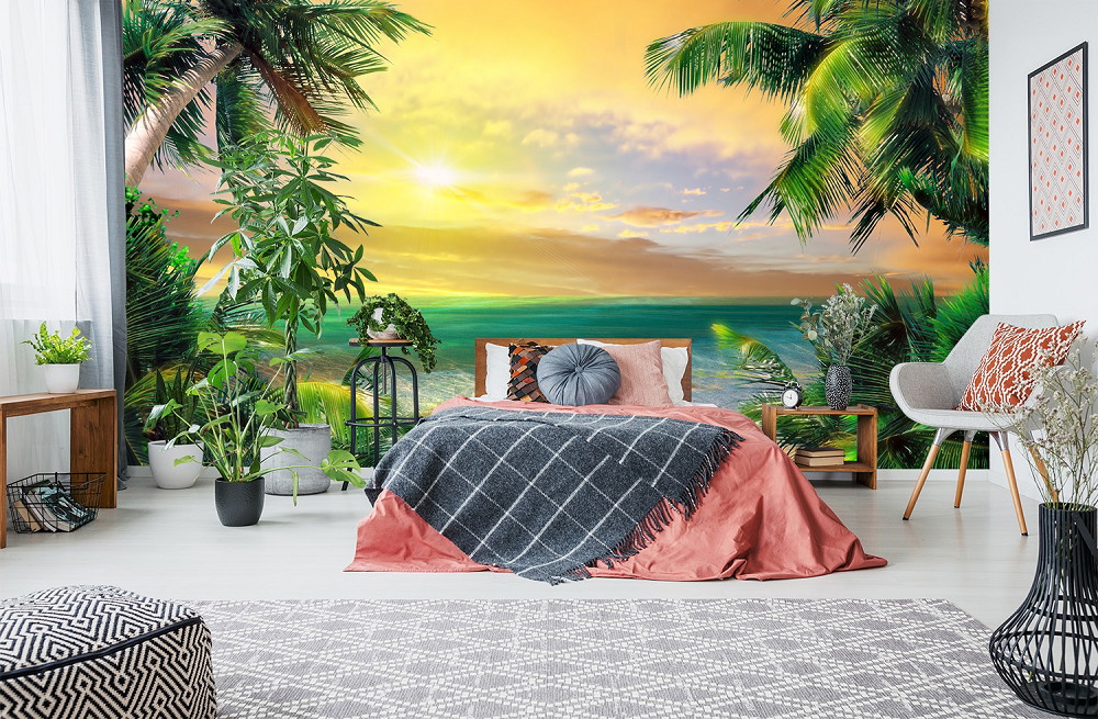 Fotobehang - Slaapkamer met een indrukwekkend strandlandschap, palmbomen en een zonsondergang op de achtergrond