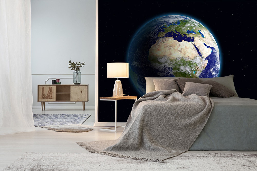 Fotobehang - slaapkamer met modern design, toont de aarde in de ruimte op een muur.