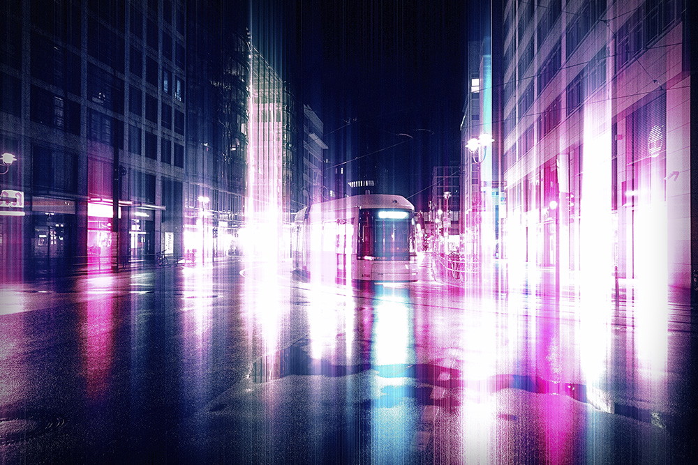 Fototapete - Eine nächtliche Stadtansicht mit einer Straßenbahn, umgeben von bunten Neonlichtern, die eine futuristische Stimmung erzeugen