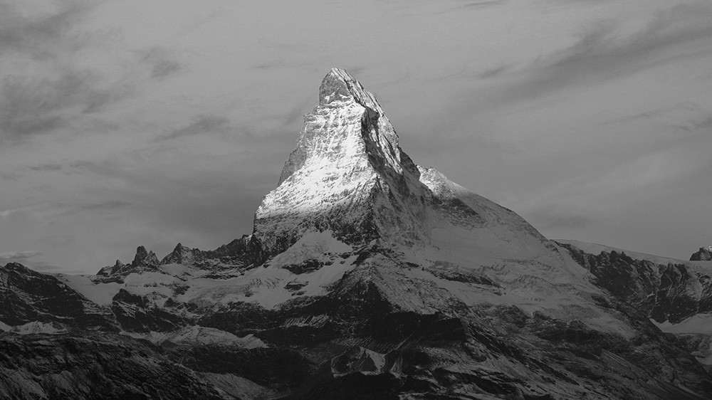 Papier peint photo - Détail d'un sommet de montagne enneigé en noir et blanc