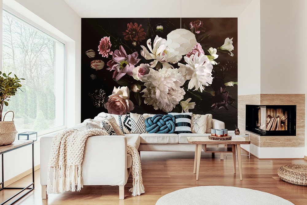 Fototapete - Wohnzimmer mit großer, blumiger Fototapete in dunklen Farbtönen, moderne Einrichtung