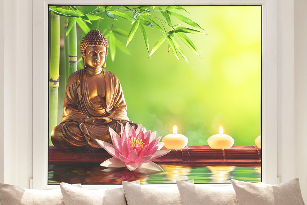 Fensterfolie - Buddha-Statue mit pinker Lotusblüte und leuchtenden Kerzen im Vordergrund, umgeben von grünem Bambus und sanftem Licht