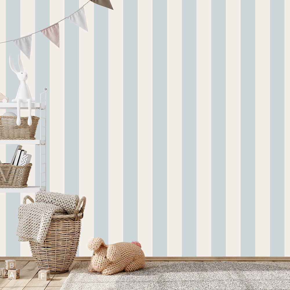 Fototapete - Kinderzimmer mit blau-weißen Streifen, Körben und Kuscheltieren