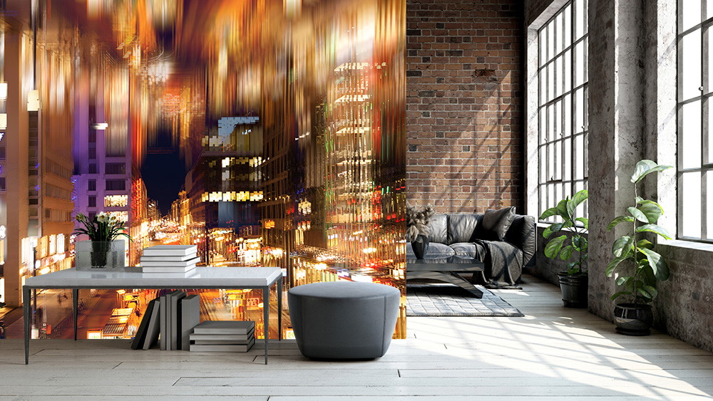 Fototapete - Urbanes Wohnzimmer mit großer Tapete, die eine verschwommene Stadtlandschaft bei Nacht darstellt, moderne Einrichtung und große Fenster