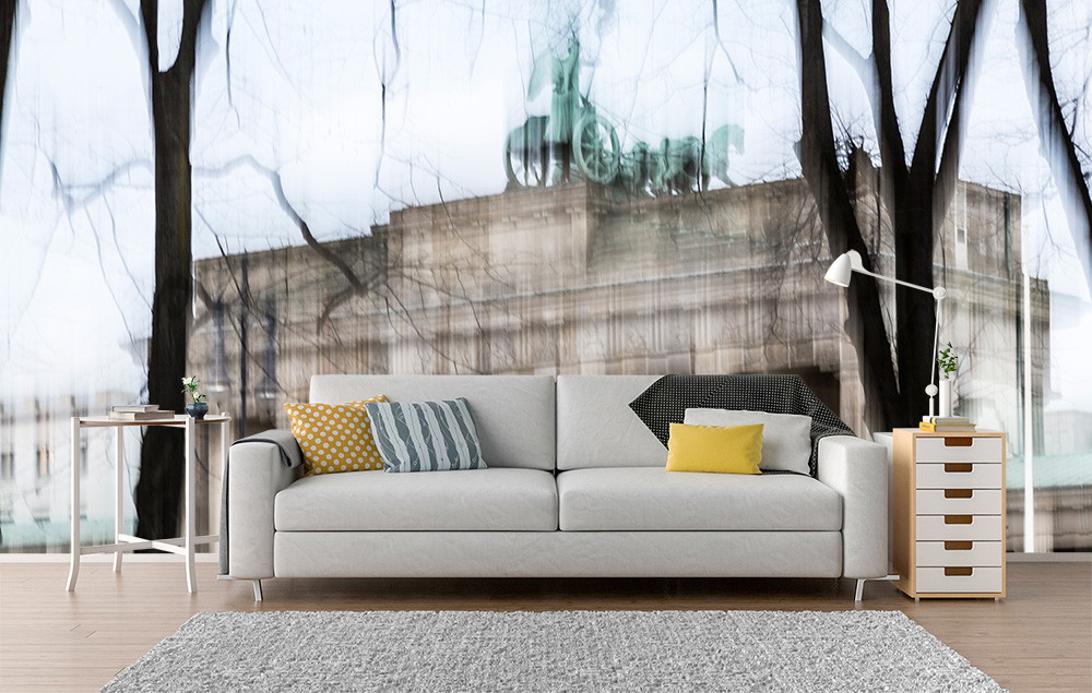 Papier peint photo - Aménagement moderne d'un salon avec un canapé lumineux devant un papier peint mural créatif représentant un motif architectural