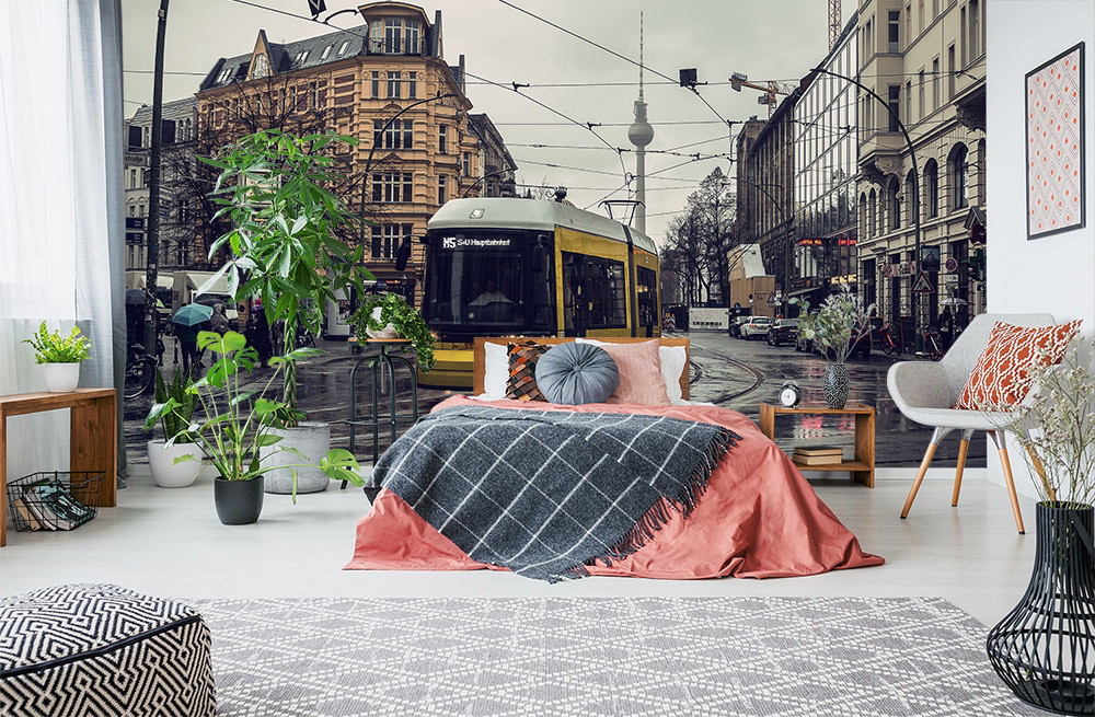 Fototapete - Schlafzimmer mit Fototapete einer Berliner Straßenbahn und urbanem Stadtbild