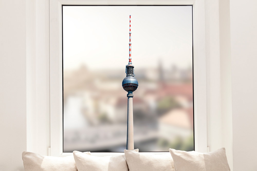 Fenstersticker - Blick auf den Berliner Fernsehturm durch ein Fenster mit unscharfem Hintergrund