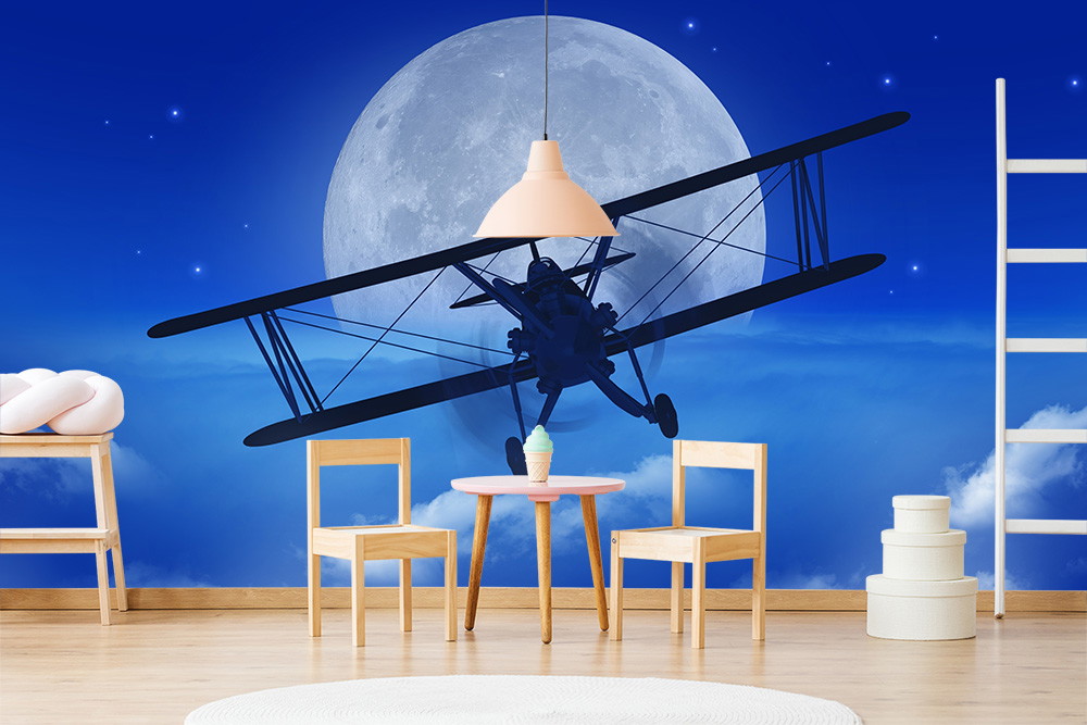 Fototapete - Doppeldeckerflugzeug vor einem großen Mond am Nachthimmel, eingerahmt von Wolken und Sternen, in einem stilvoll eingerichteten Raum