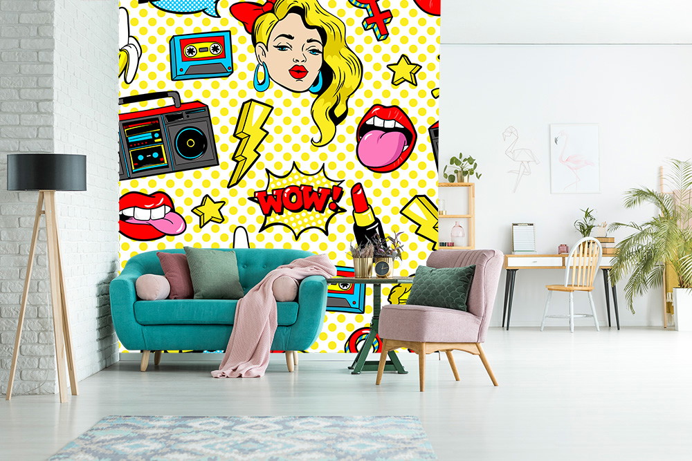 Fototapete - Moderne Wohnzimmereinrichtung mit farbenfroher Pop-Art-Tapete im Retro-Stil, inklusive Lippenstift, Blitz und Kassette