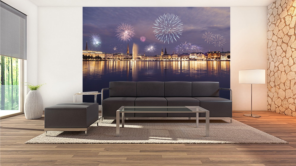 Fototapete - Wohnzimmer mit moderner Einrichtung, im Hintergrund eine Fototapete mit Stadtpanorama und farbenfrohem Feuerwerk über dem Wasser.