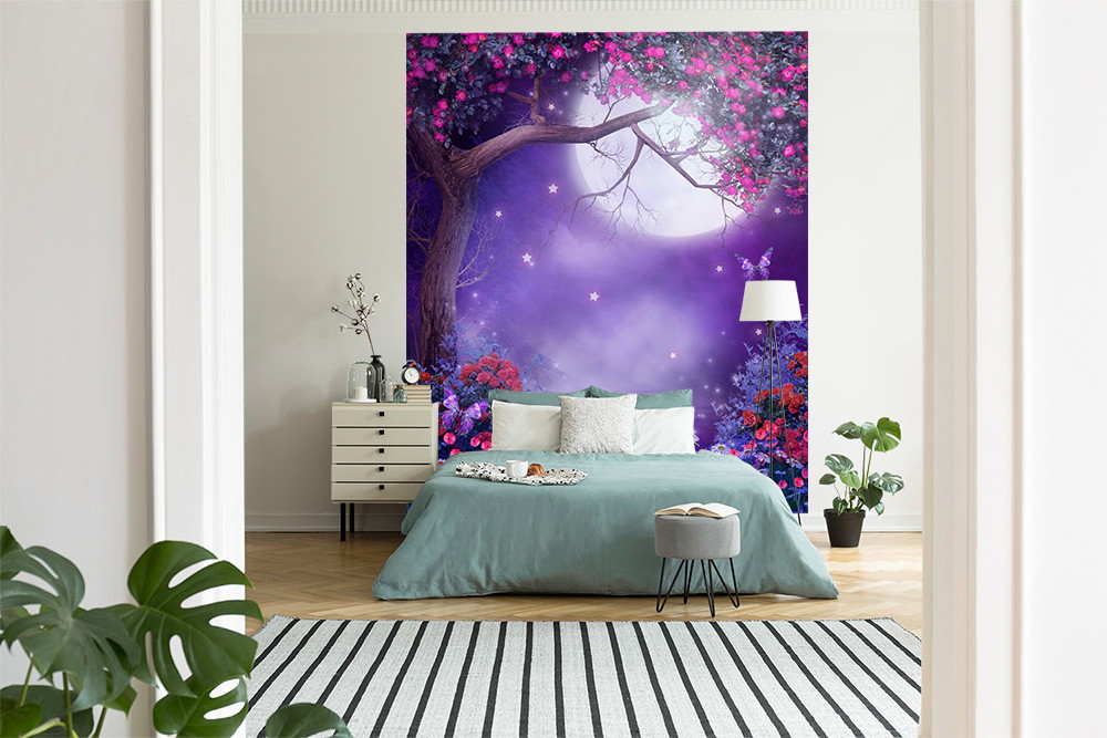 Fototapete - Fantastische lila Waldlandschaft mit leuchtendem Vollmond und blühenden Bäumen hinter einem Bett