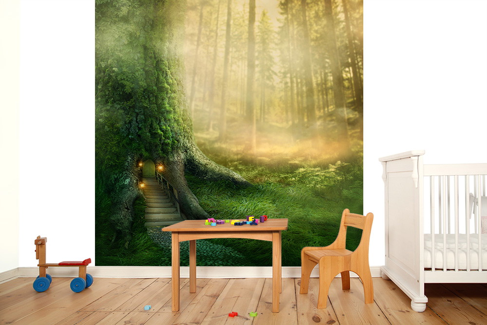Papier peint photo - Scène de forêt féerique avec un grand arbre et une entrée mystérieuse dans une chambre d'enfant