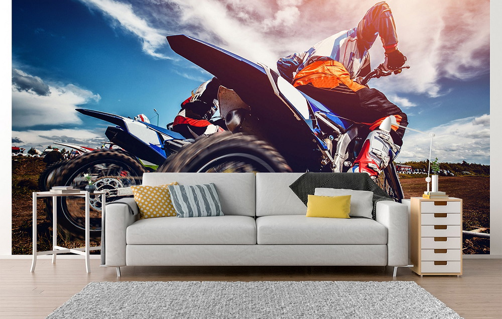 Papier peint photo - motards en action sur une piste poussiéreuse avec un ciel dynamique