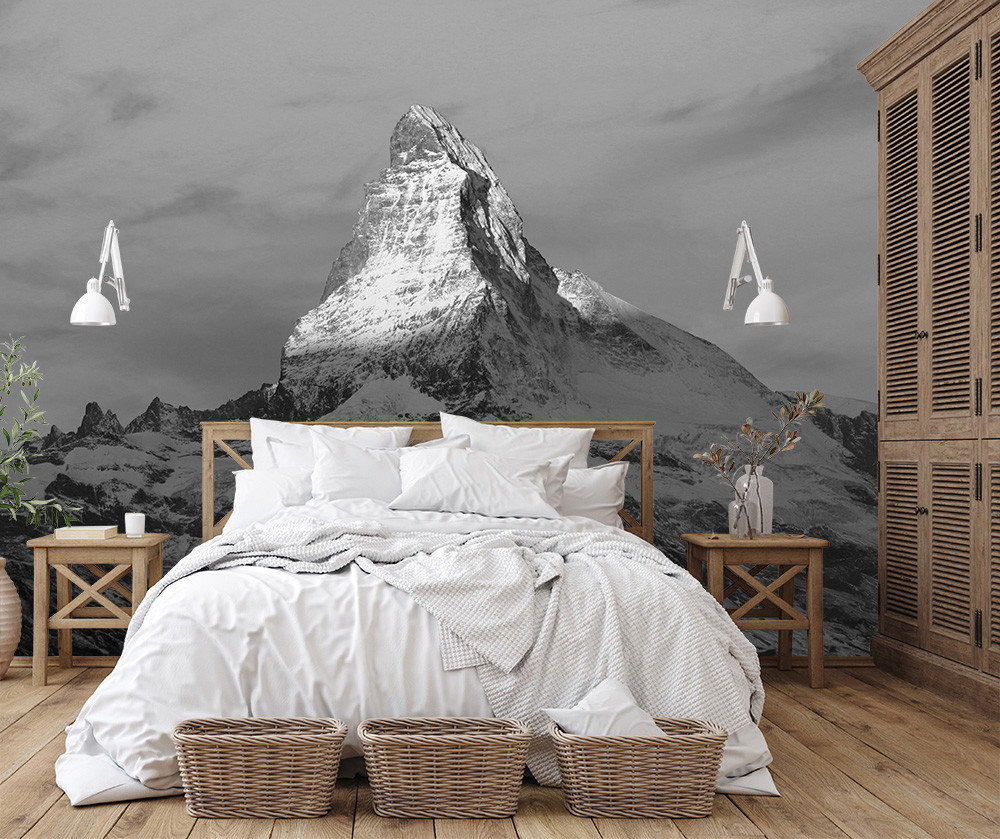 Fototapeta ścienna - Czarno-biały górski krajobraz Matterhorn jako tło dla przytulnej sypialni z drewnianymi meblami