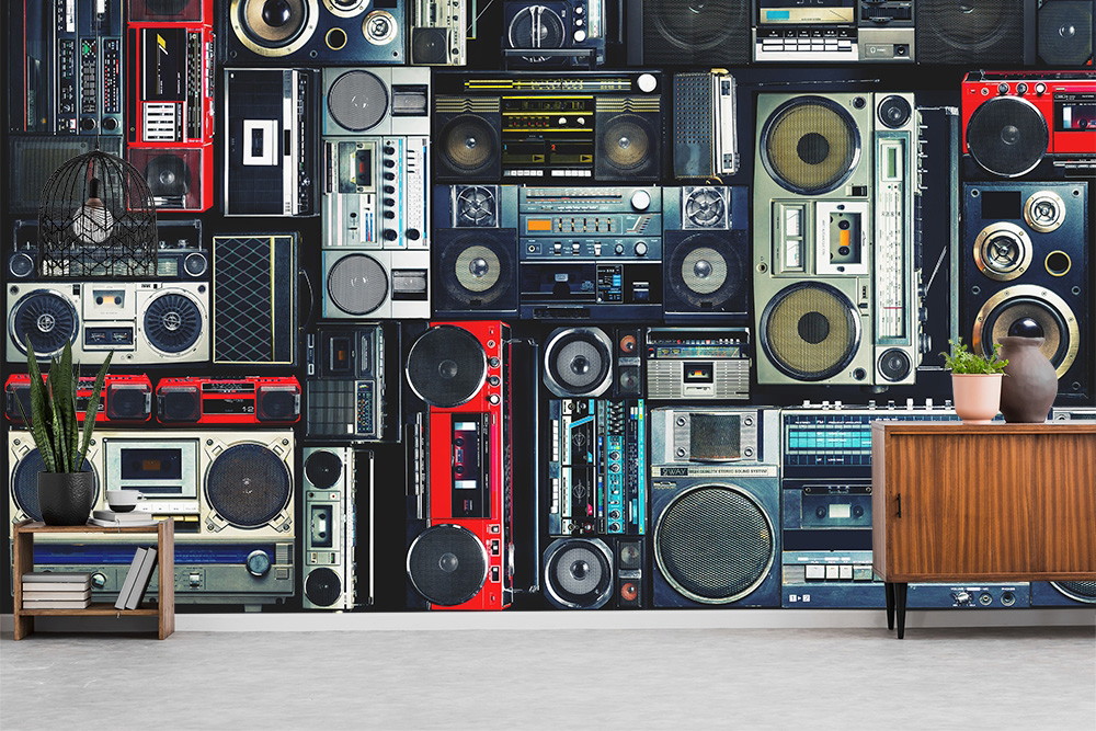 Fototapete - Wand mit zahlreichen Vintage-Radios und Boomboxen in Retro-Design