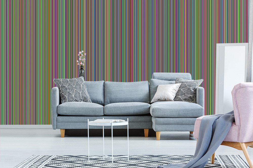 Fototapete - Wohnzimmer mit bunter Streifentapete, grauem Sofa und dekorativen Kissen