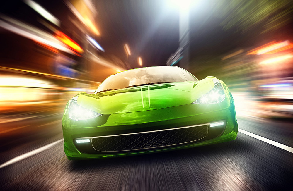 Muurschildering - Dynamische afbeelding van een groene sportwagen op een verlichte weg bij nacht