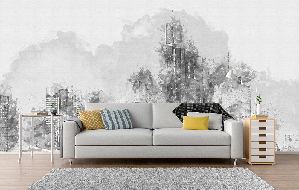 Papier peint photo - salon avec un papier peint aquarelle gris représentant un paysage urbain, un canapé gris, des coussins colorés et des meubles en bois