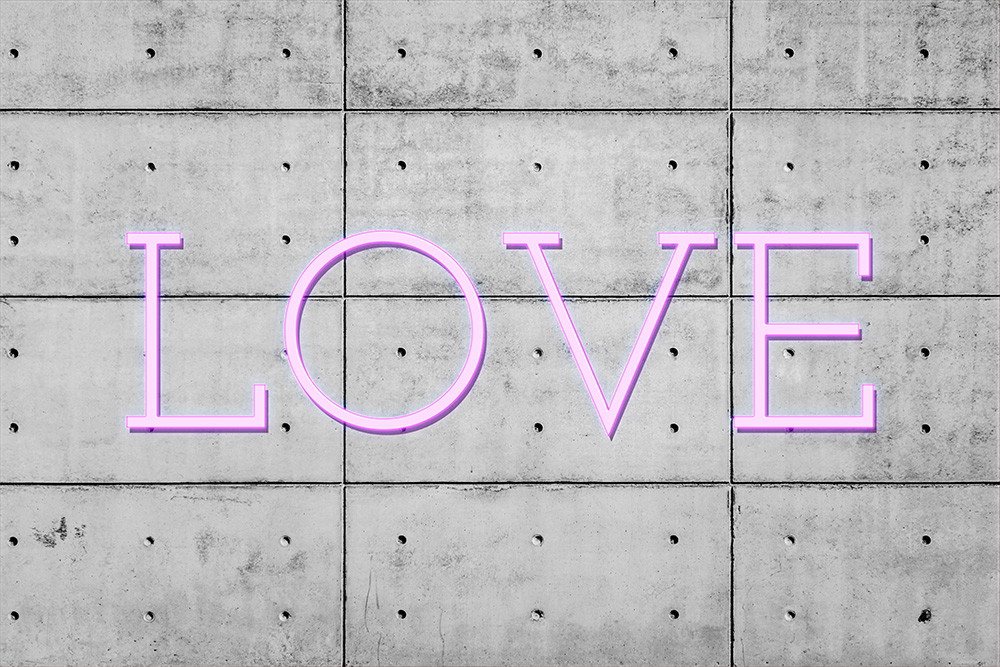 Muurschildering - Neonroze LOVE letters op een grijze betonnen muur