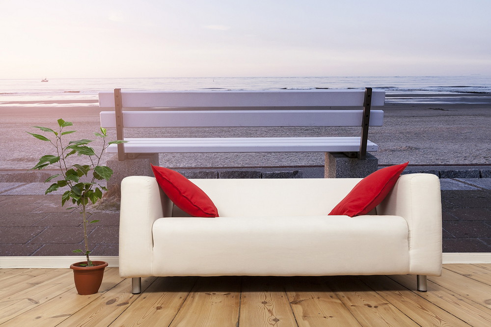 Fototapete - Wohnzimmer mit weißem Sofa, roten Kissen, Topfpflanze und Tapete mit Strandmotiv