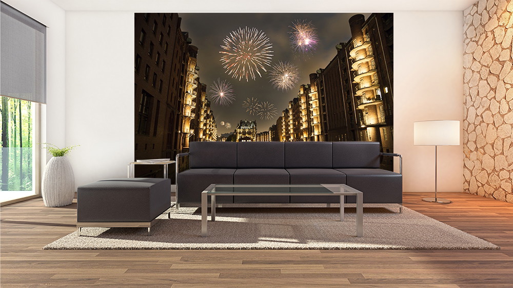 Papier peint photo - Salon moderne avec canapé et feux d'artifice au-dessus d'une ligne d'horizon urbaine sur papier peint mural