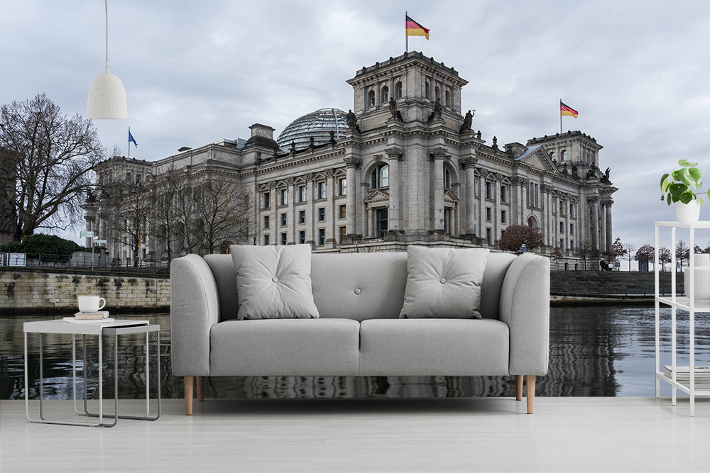 Fototapeta - Szczegółowy widok budynku Reichstagu w pochmurny dzień w Berlinie, odbity w wodzie