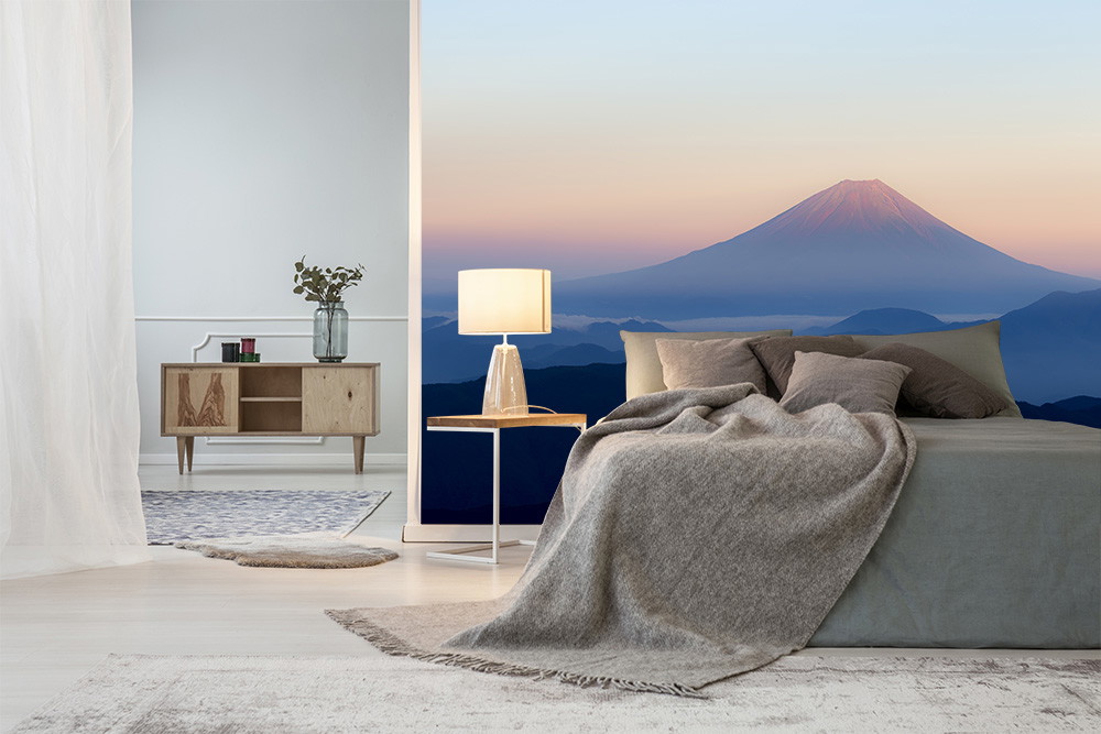 Muurschildering - Gezellige slaapkamer met panorama van de berg bij zonsondergang