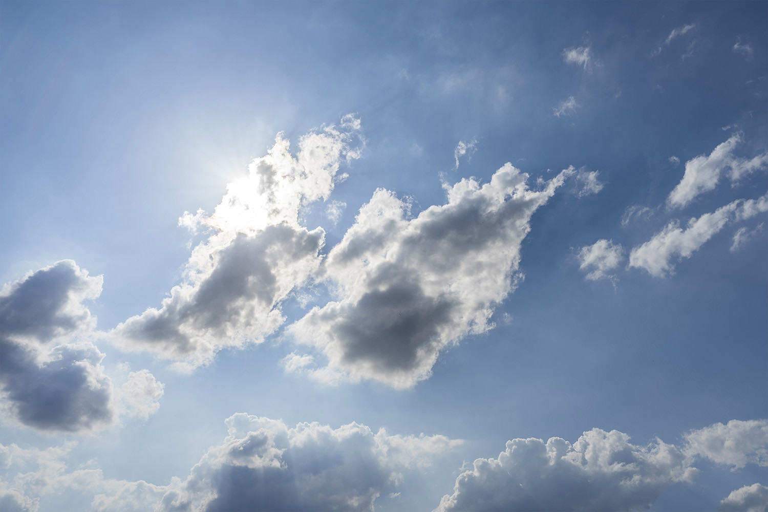 Fototapete - Strahlend blauer Himmel mit faszinierenden Wolkenformationen