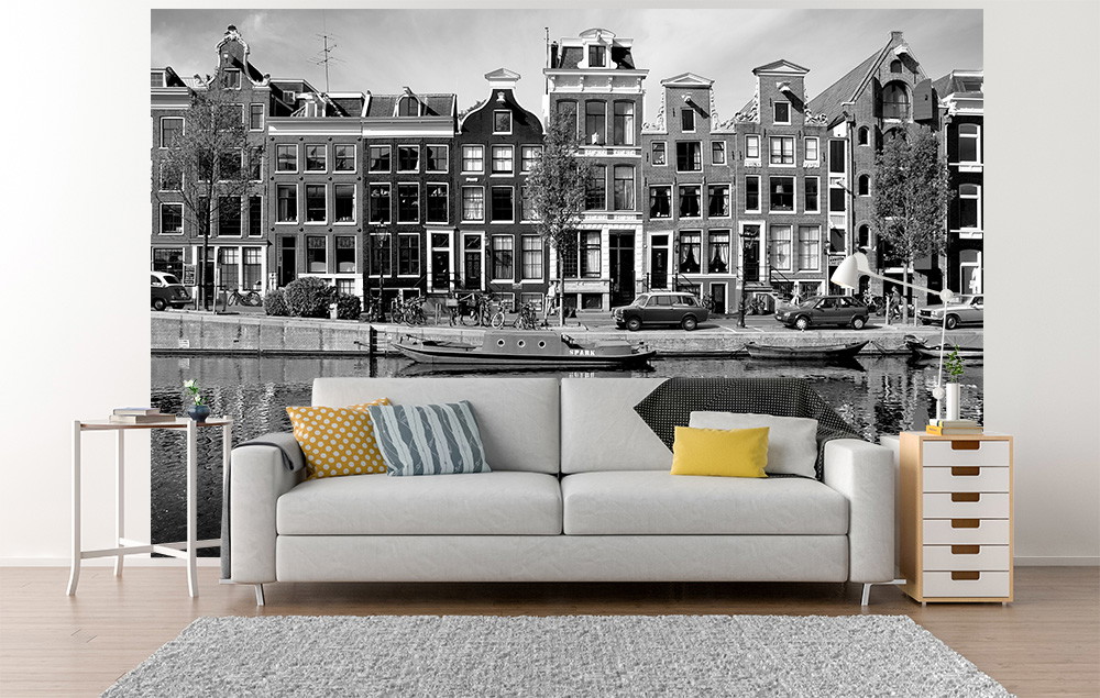 Papier peint photo - salon avec papier peint photo noir et blanc des canaux d'Amsterdam et des maisons typiques en arrière-plan