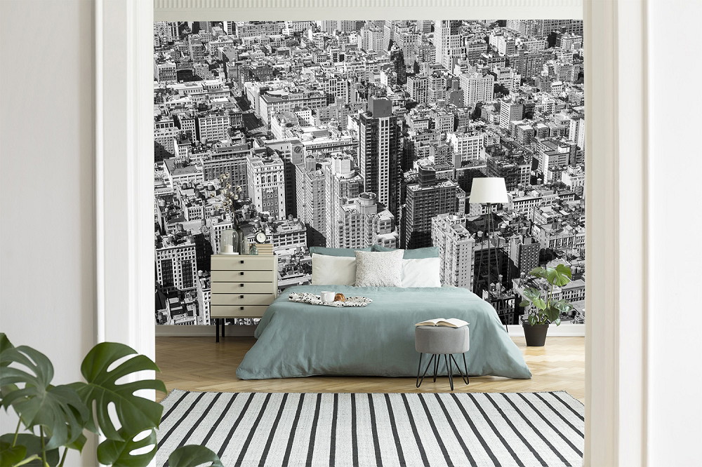 Papier peint photo - vue de la ville en noir et blanc comme décoration murale au-dessus d'un lit dans une chambre moderne