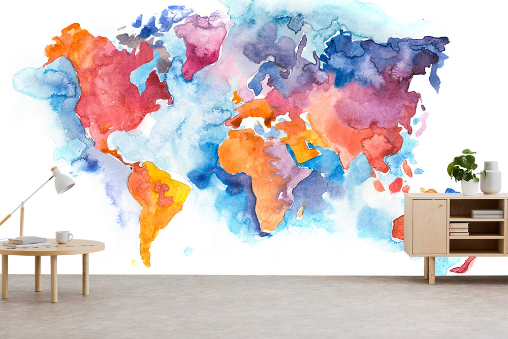 Papier peint photo - carte du monde aquarelle colorée sur un mur dans un salon élégant avec une lampe de table et une étagère