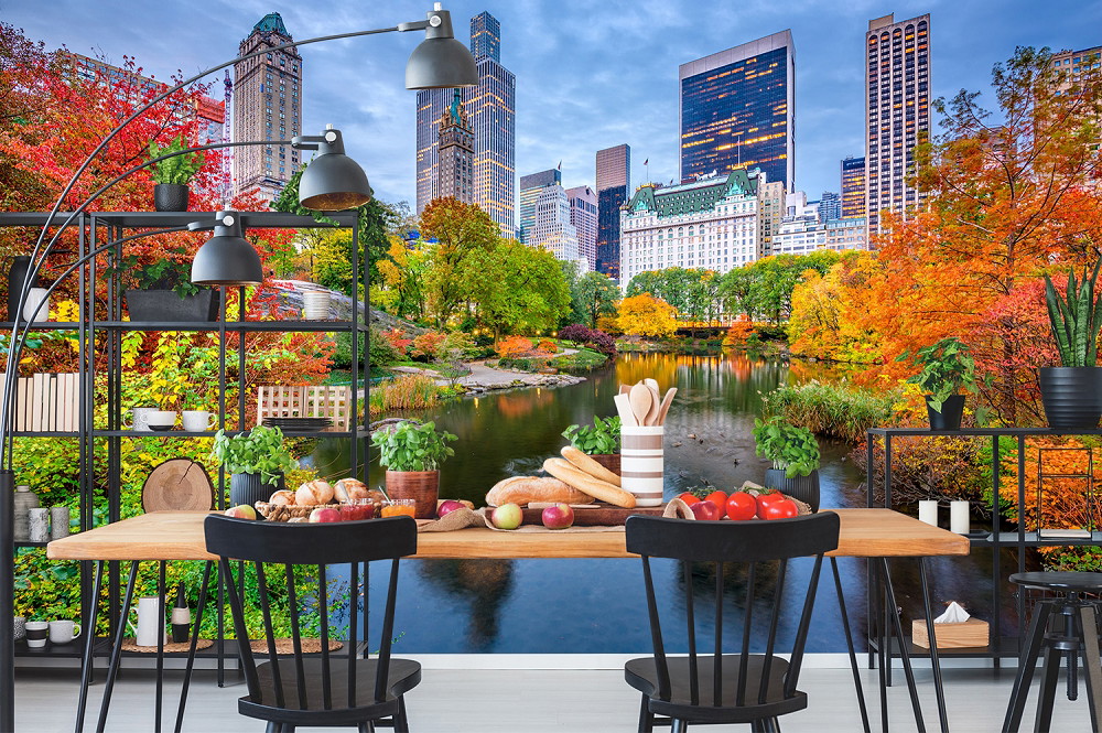 Fototapete - Wohnzimmer mit herbstlicher Stadtlandschaft von New York im Hintergrund, ein See umrahmt von bunten Bäumen und Wolkenkratzern