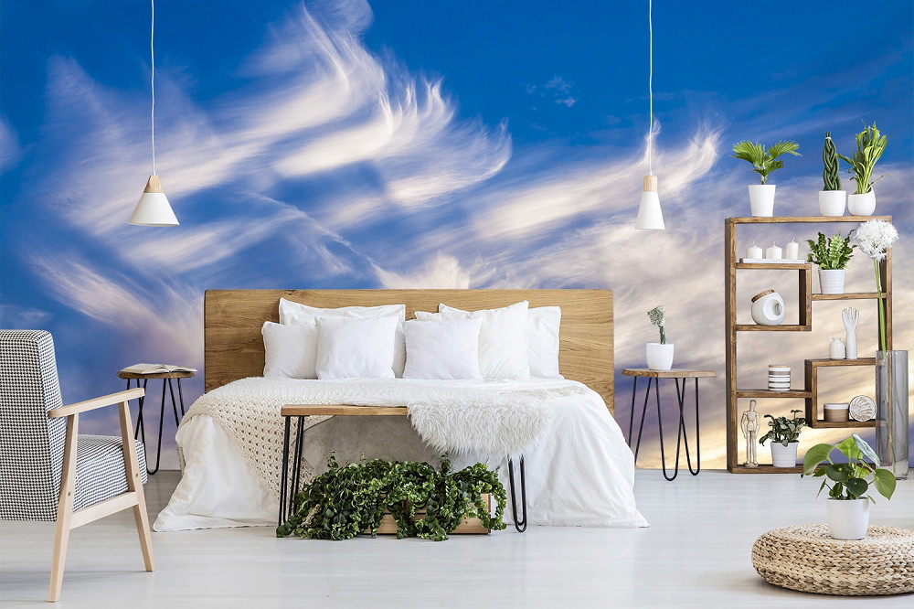 Fototapete - Modernes Schlafzimmer mit Wolkenmotiv an der Wand, Holzregalen und Pflanzen
