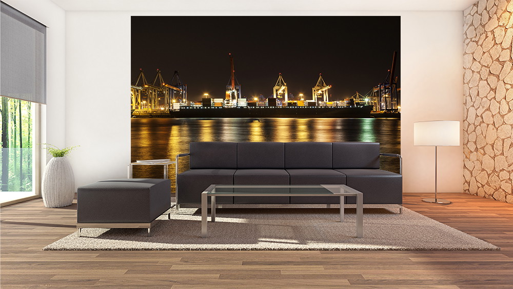 Fototapete - Wohnzimmer mit moderner Einrichtung und Bild eines beleuchteten Hafens bei Nacht