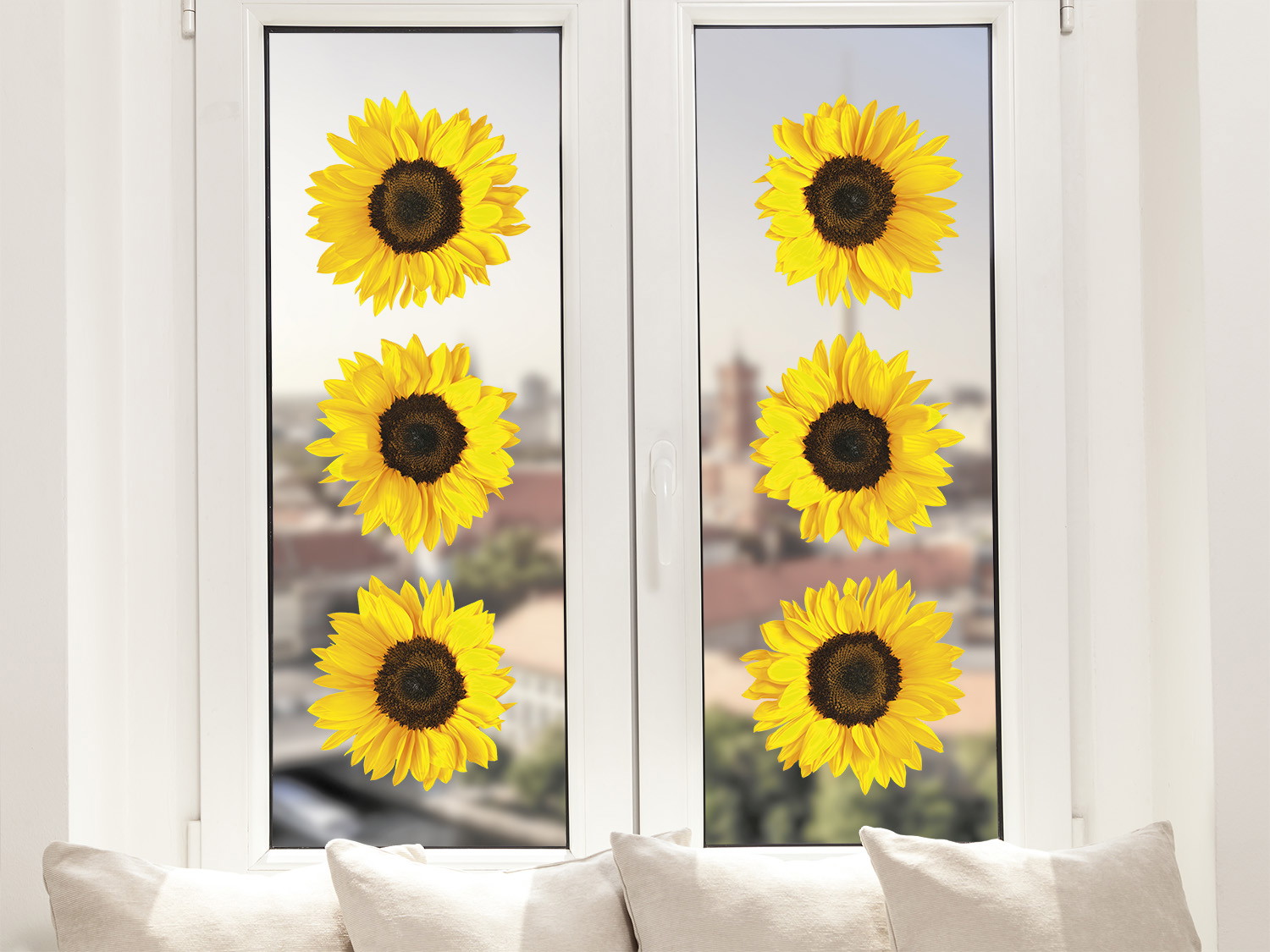 Fenstersticker - Fenster mit dekorativen Sonnenblumen verziert, um ein helles und einladendes Ambiente zu schaffen
