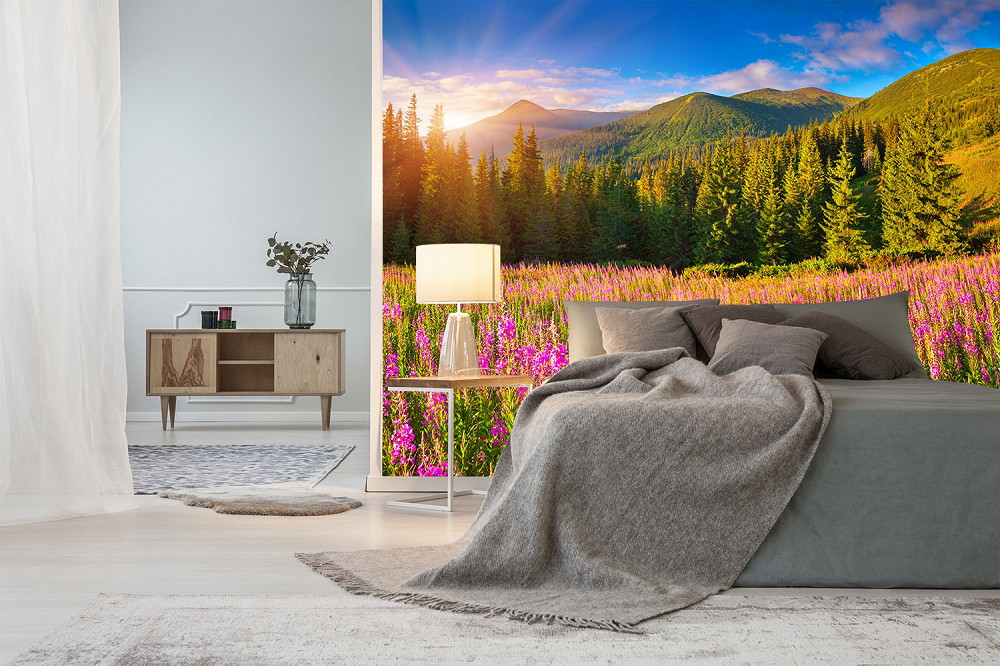 Fototapete - Modernes Schlafzimmer mit Fototapete eines blühenden Feldes und Bergen im Hintergrund, dekoriert mit grauem Bett und Holzmöbeln