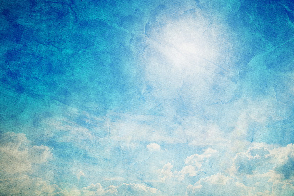 Muurschildering - Lichte, bewolkte lucht met felle zon en blauwe achtergrond