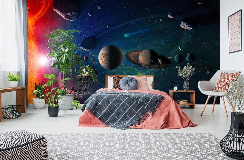 Fototapeta - Sypialnia z dużą, kolorową tapetą przedstawiającą kosmos z planetami i gwiazdami.