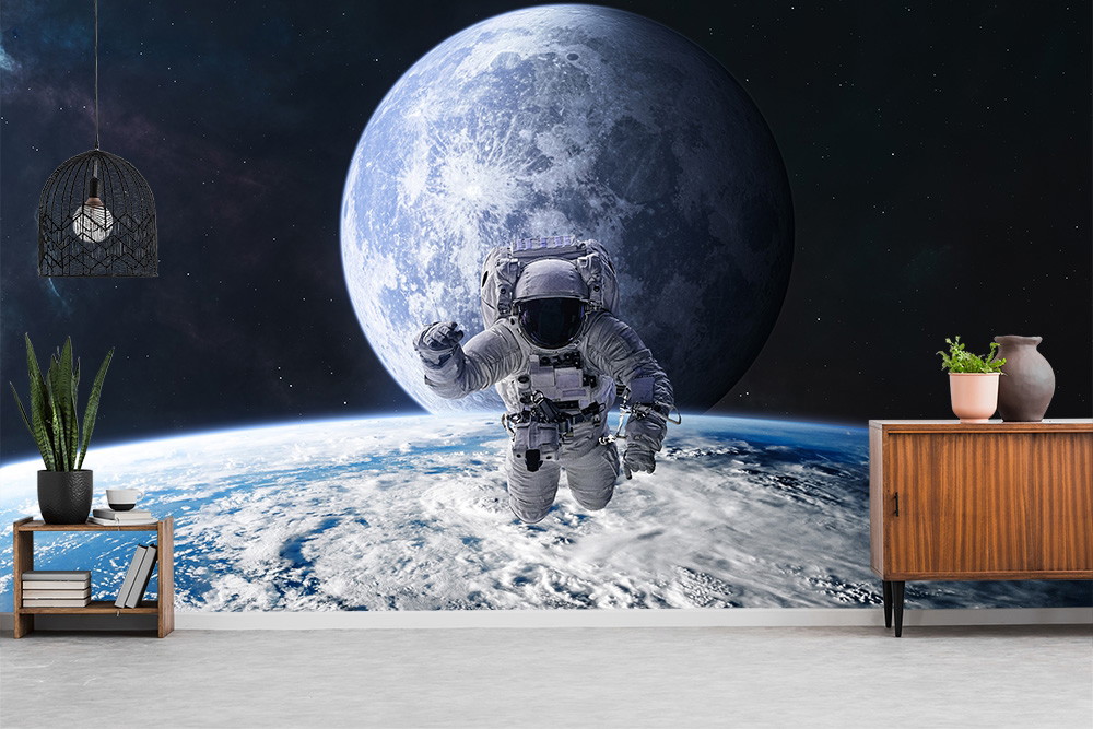 Papier peint photo - Un astronaute flotte dans l'espace devant la Terre et la Lune, avec un intérieur moderne au premier plan