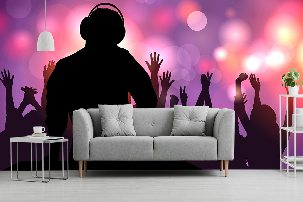 Fototapete - Silhouette eines DJs mit Kopfhörern und tanzenden Menschen vor farbenfroher Lichterkulisse im Wohnzimmer