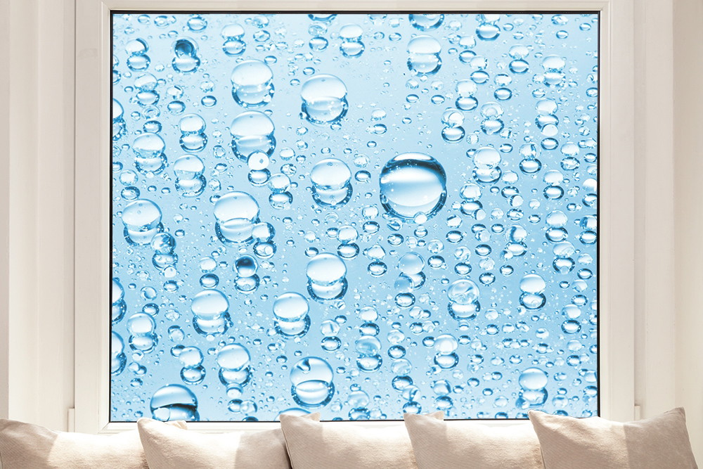 Fensterfolie - Nahaufnahme von Wassertropfen auf einer Glasfläche, die einem Fenster ähnelt