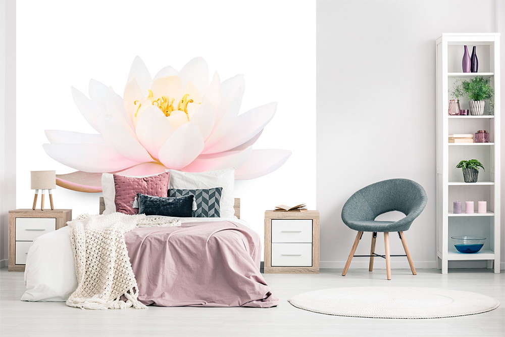 Papier peint photo - Chambre moderne avec des meubles blancs et un grand papier peint fleur de lotus derrière le lit