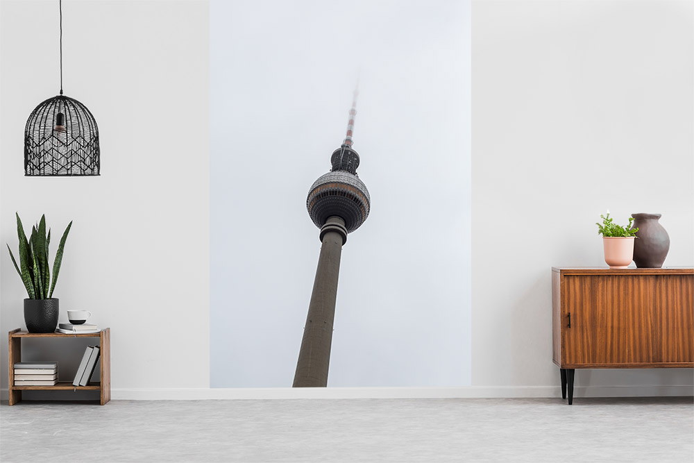 Fotomurale - Soggiorno con immagine della torre della TV, circondato da piante e mobili in stile moderno