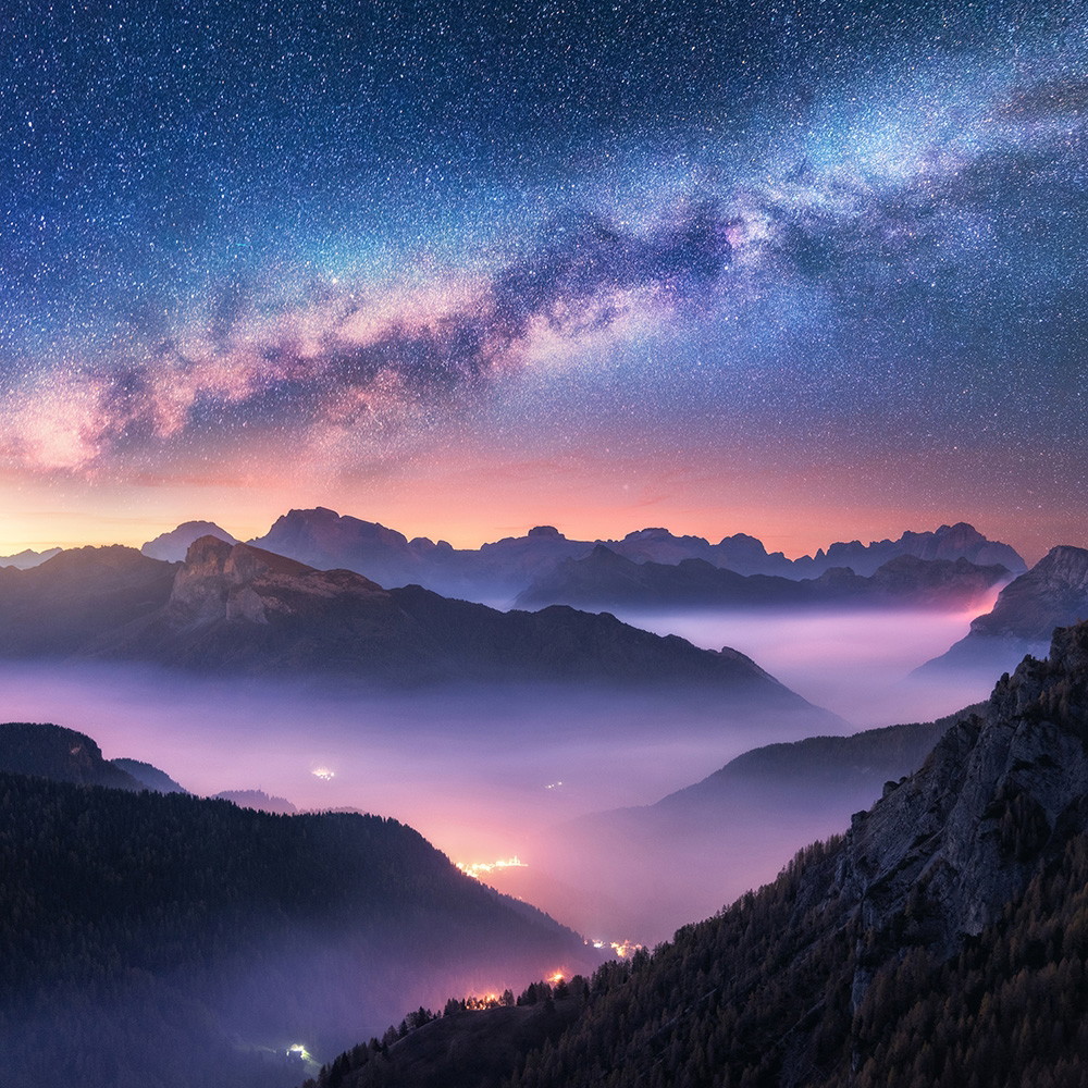 Fototapete - Atemberaubende Nachtlandschaft mit Milchstraße und Bergsilhouette im Abendlicht